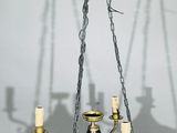 un lustre suspendu au plafond et orné d'une couronne