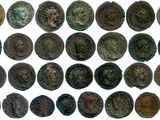 une vaste collection de pièces de monnaie romaines antiques sur fond blanc
