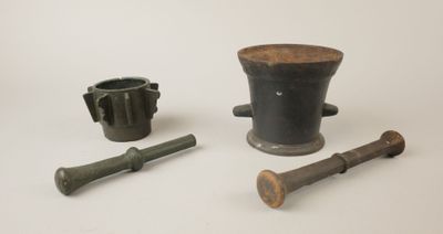 Deux mortiers et leur pilon, un en fonte et un à ailettes en…