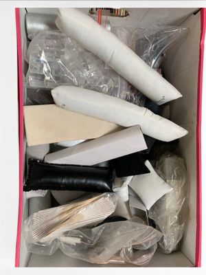 une boîte pleine d'objets assortis qui se trouvent dans la boîte