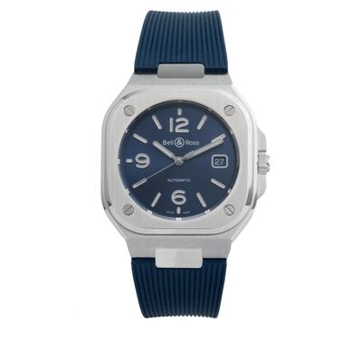 une image d'un gros plan d'une montre-bracelet sur un fond blanc