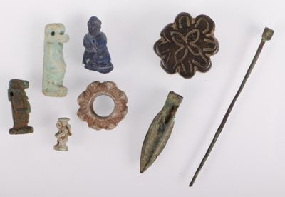 une image représentant une collection d'objets anciens posés sur une surface blanche