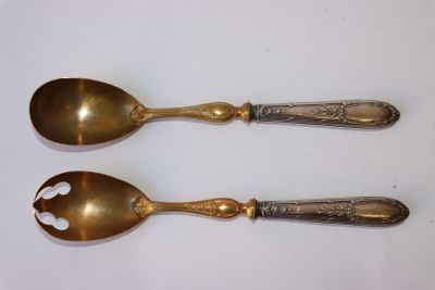 deux cuillères posées sur une table