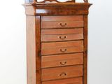 une photo d'une commode en bois surmontée d'un miroir