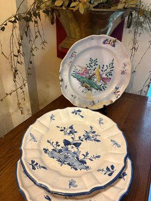 trois assiettes posées sur une table en bois