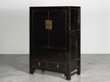 une image représentant une armoire noire à deux portes et deux tiroirs