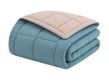 La couette est composée d'une couverture bleue et beige