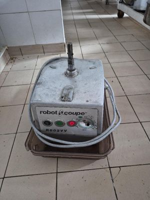 une machine posée sur le sol de la cuisine