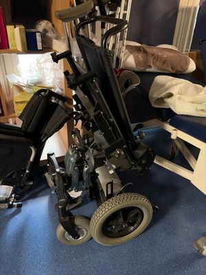 un fauteuil roulant posé par terre dans une pièce