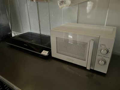 un micro-ondes posé sur un plan de travail dans une cuisine