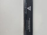 une photo d'un tube de mascara posé sur une surface blanche