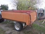 un camion-benne garé dans l'herbe