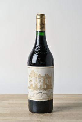la bouteille de vin est posée sur une table en bois