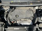une photo d'un moteur de voiture avec le capot ouvert