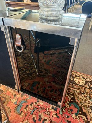 une table sur laquelle est posé un vase en verre