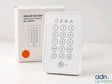 une télécommande posée à côté d'un boîtier