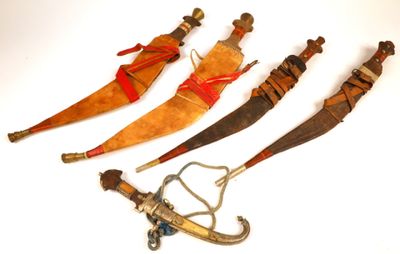 Plusieurs types d'armes sont exposés sur une surface blanche