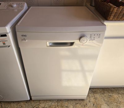 un lave-vaisselle blanc à côté d'un autre lave-vaisselle blanc dans une cuisine