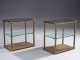paire de tables d'appoint en laiton et en verre, dotées d'étagères en verre de chaque côté