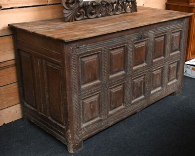 un coffre en bois surmonté d'un miroir