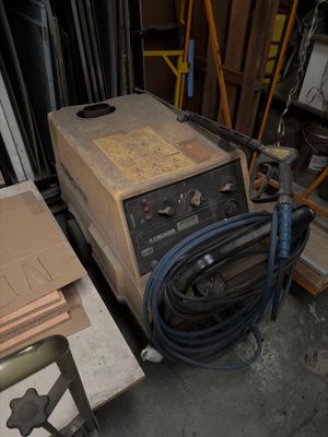 une machine posée à côté d'un tas de bois