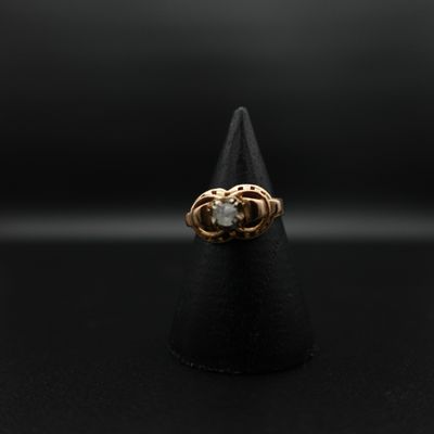 un gros plan d'une bague en or posée sur un cône noir