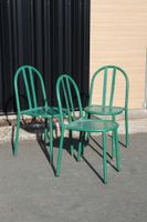 Trois chaises en métal et bois repeint vert d'après un modèl…