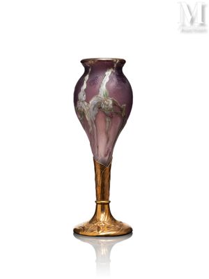 un vase violet posé sur une surface blanche