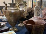 de nombreux vases et bols exposés dans une vitrine