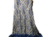 une robe bleue et blanche suspendue à un cintre