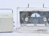 une petite radio posée à côté d'une autre petite radio sur une table