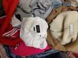 une pile de vêtements sur un lit