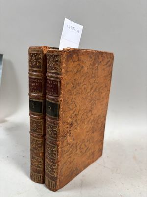 deux vieux livres posés sur une table l'un à côté de l'autre