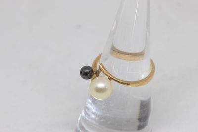 bague en or 18k et 2 perles. PB 2.