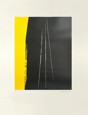 une image représentant une peinture noire et jaune sur un mur blanc