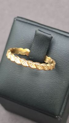 Alliance en or jaune 750/°° à motifs alternés - Photo 1