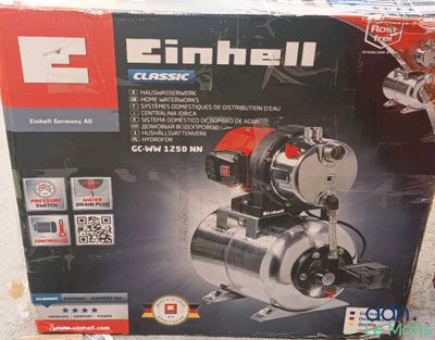 boîte contenant un petit moteur électrique, posée sur une table