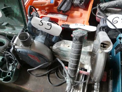 un tas d'outils divers posés sur une table
