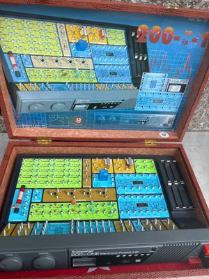 une boîte contenant un jeu, posée par terre