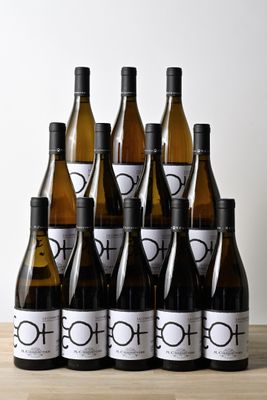 six bouteilles de vin posées sur une table en bois