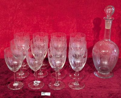 Élégant service de verrerie comprenant une carafe et douze v…