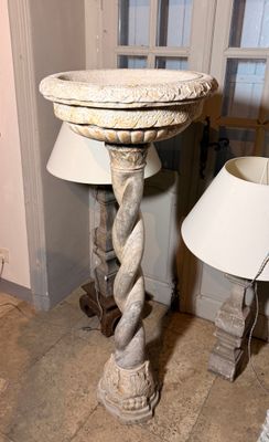 une table sur laquelle se trouvent une lampe et un abat-jour