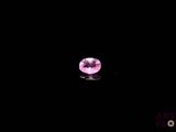 gros plan d'un diamant rose sur une surface noire