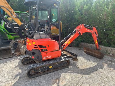 une petite excavatrice garée sur un terrain