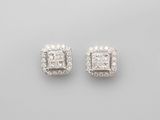 une paire de boucles d'oreilles en diamant taille princesse