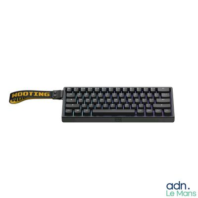 une photo d'un clavier d'ordinateur muni d'un câble