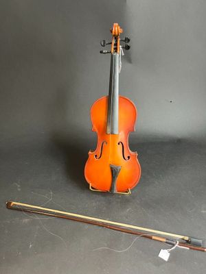a violin that is sitting next to a violin