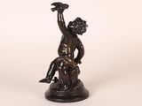 statue en bronze représentant un garçon avec un oiseau sur la main