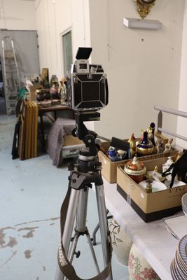 un appareil photo posé sur un trépied dans une pièce