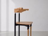 une image représentant une chaise en bois dans une pièce aux murs blancs